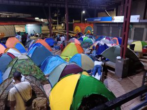 Migrantes y refugiados en la terminal de buses en Los Chiles, Costa Rica
