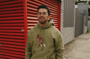 “Papá compartiendo la fiebre y nostalgia por los tenis y el basket”: esa es la descripción del perfil de Fernando Rodríguez en su cuenta de Instagram (@fer_en_tenis), que la utiliza para mostrar su colección y pasión por los sneakers y el streetwear.