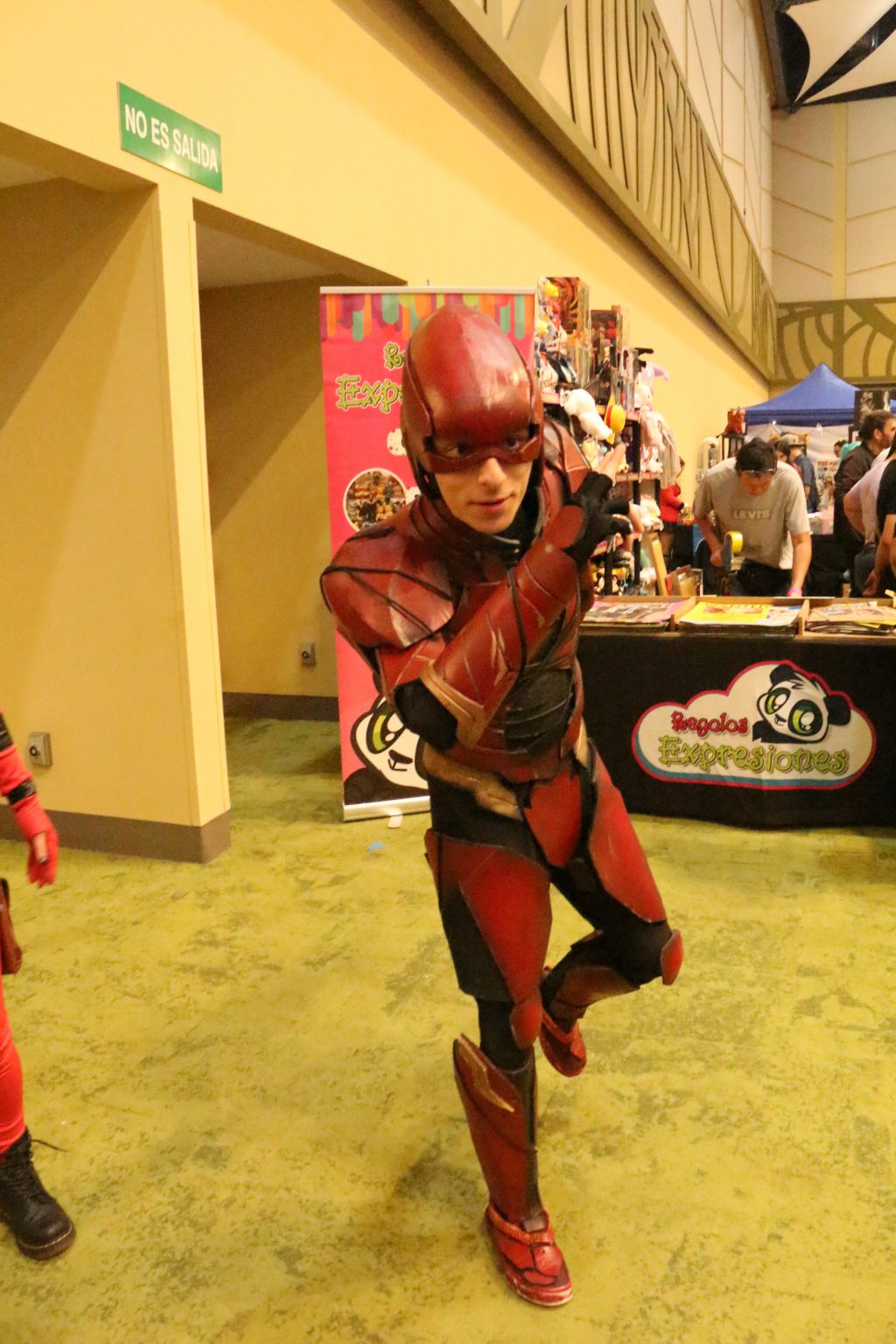 Cosplayer personificando a Flash