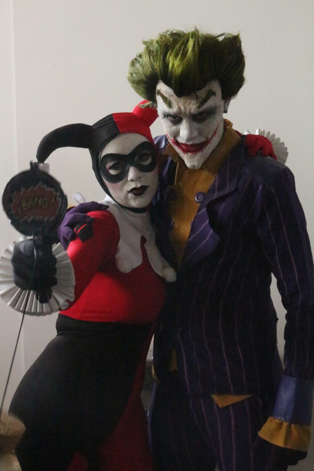 Pareja de cosplayer caracterizando a Harley Quinn y el Joker