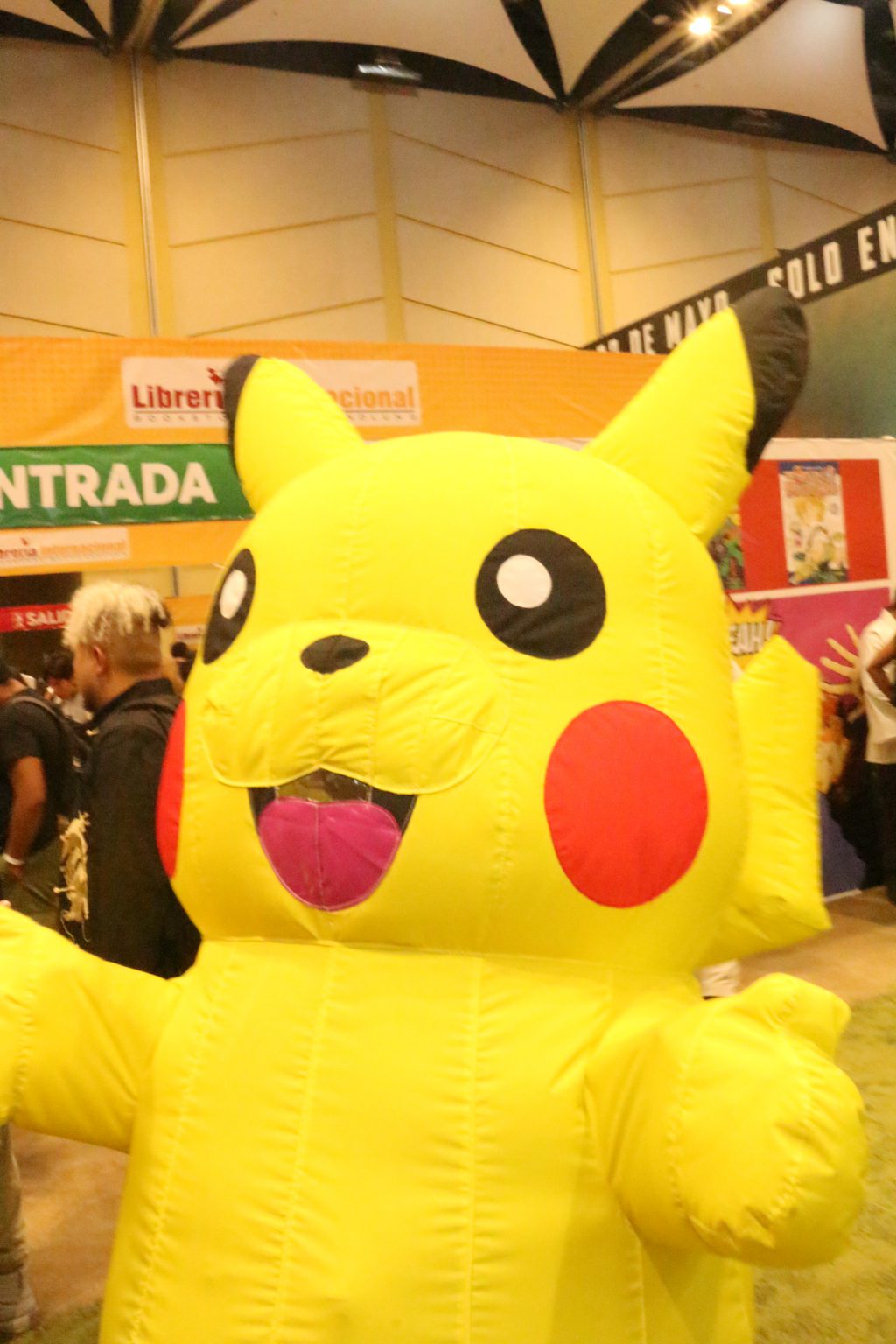 Un cosplayer interpretando a Pikachu
