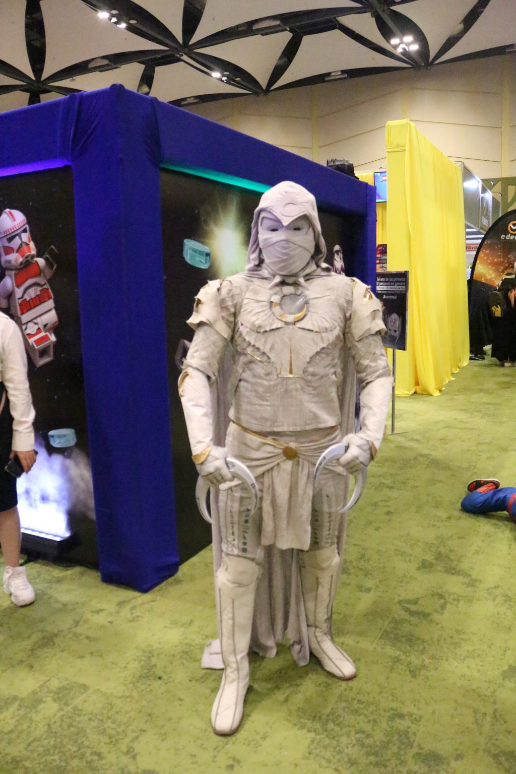 Moon Knigth, personaje de Marvel, personificado por un cosplayer