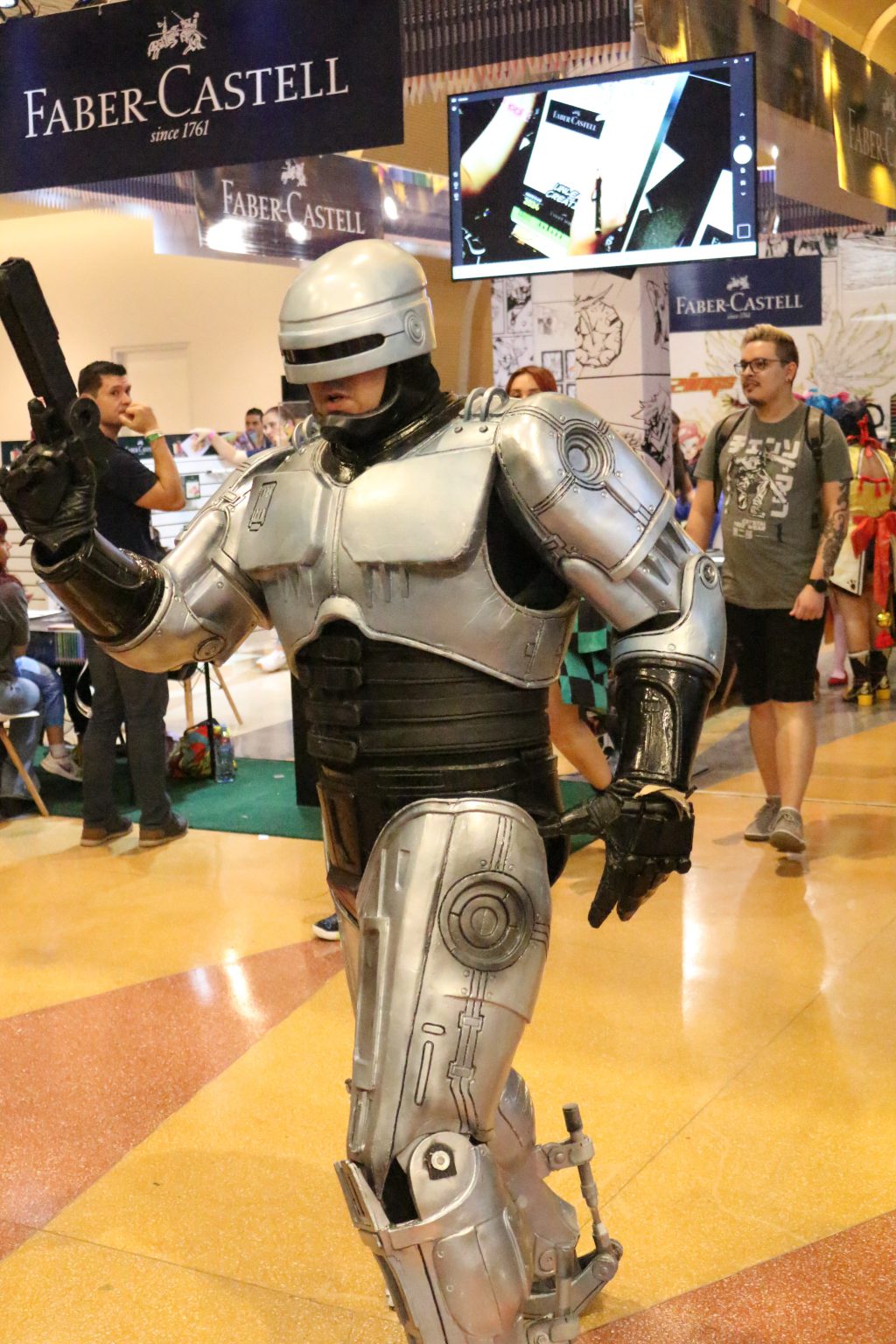 Cosplayer caracterizado como Robocop