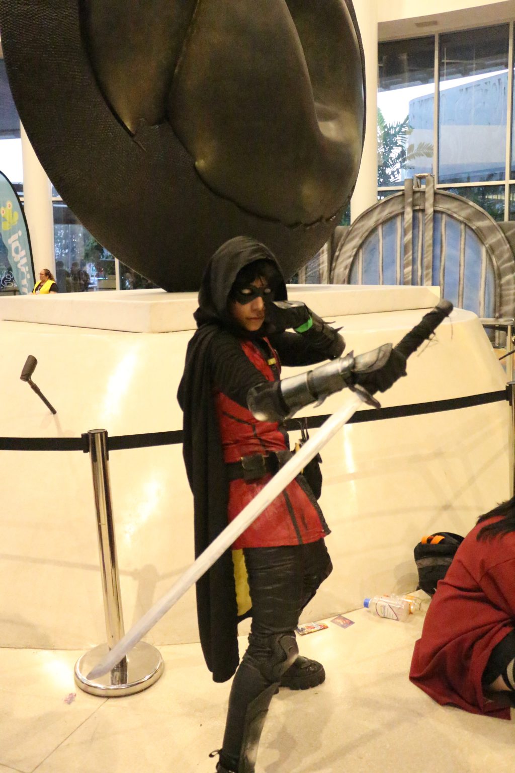 Un joven personificando a Damian Wayne, uno de los Robin