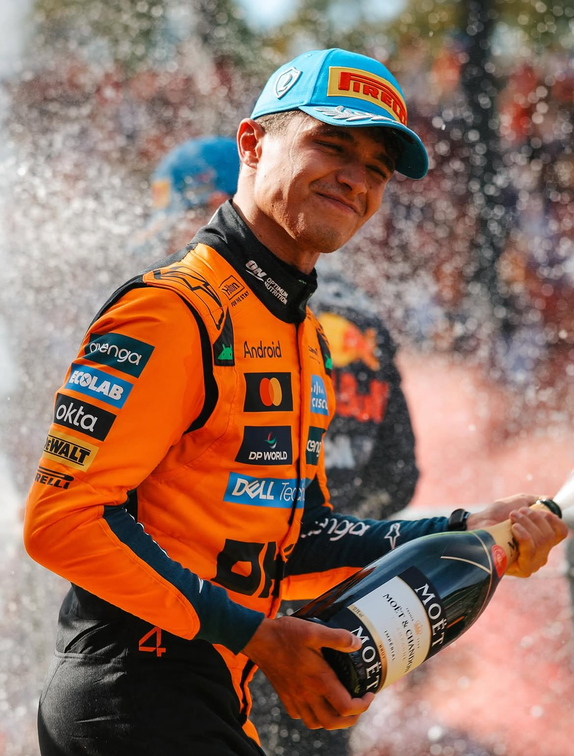 Lando Norris celebrando victoria de McLaren con champaña en el podio.