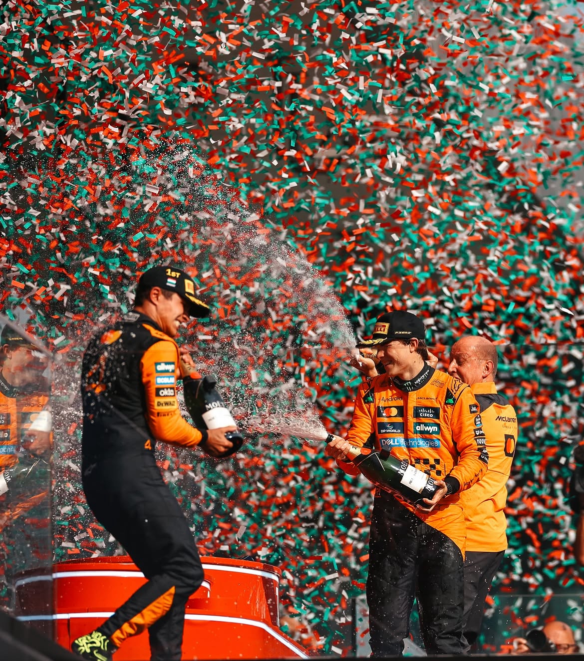 Ambos corredores celebrando doble podio de McLaren.