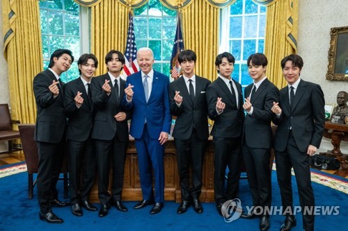 BTS en La Casa Blanca junto al expresidente Joe Biden.
