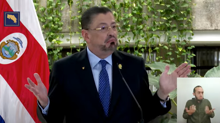 Ex-presidente Rodrigo Chaves en conferencia de prensa