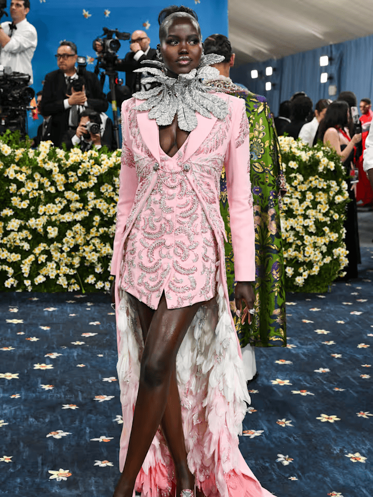 Adut Akech en la MET Gala 2025 vestida por Swarovski