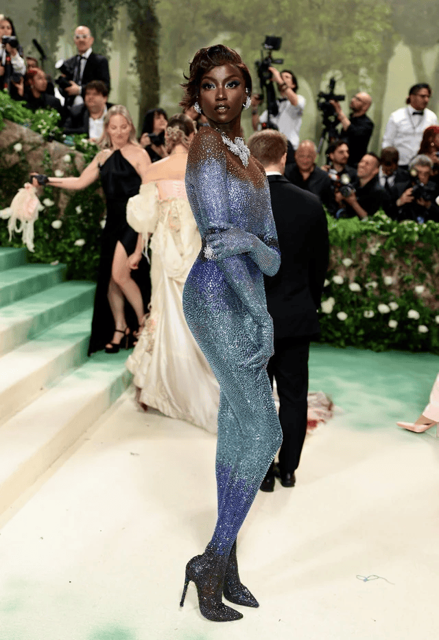Anok Yai en la MET Gala 2024 vestida por Swarovski
