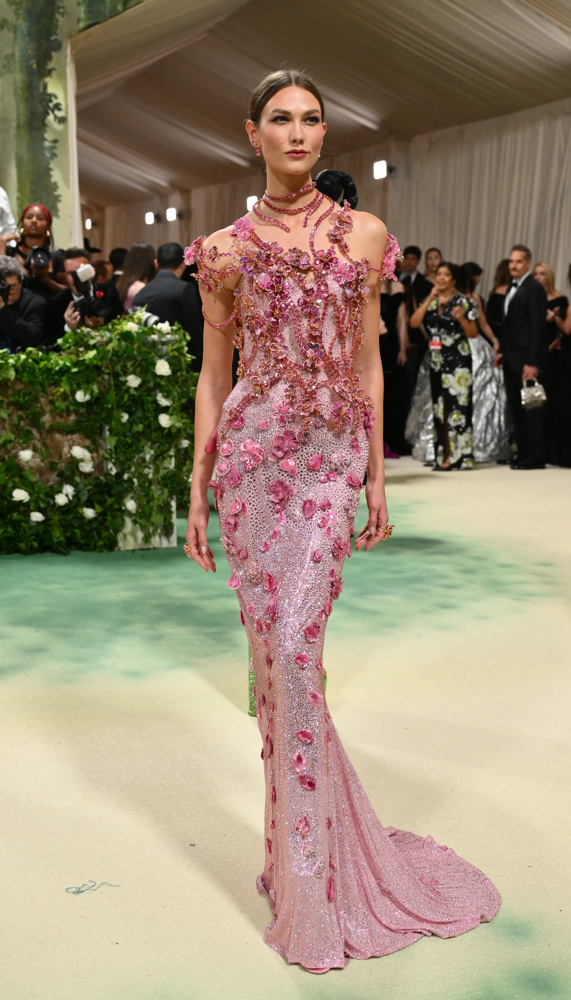 Karlie Kloss en la MET Gala 2024 vestida por Swarovski