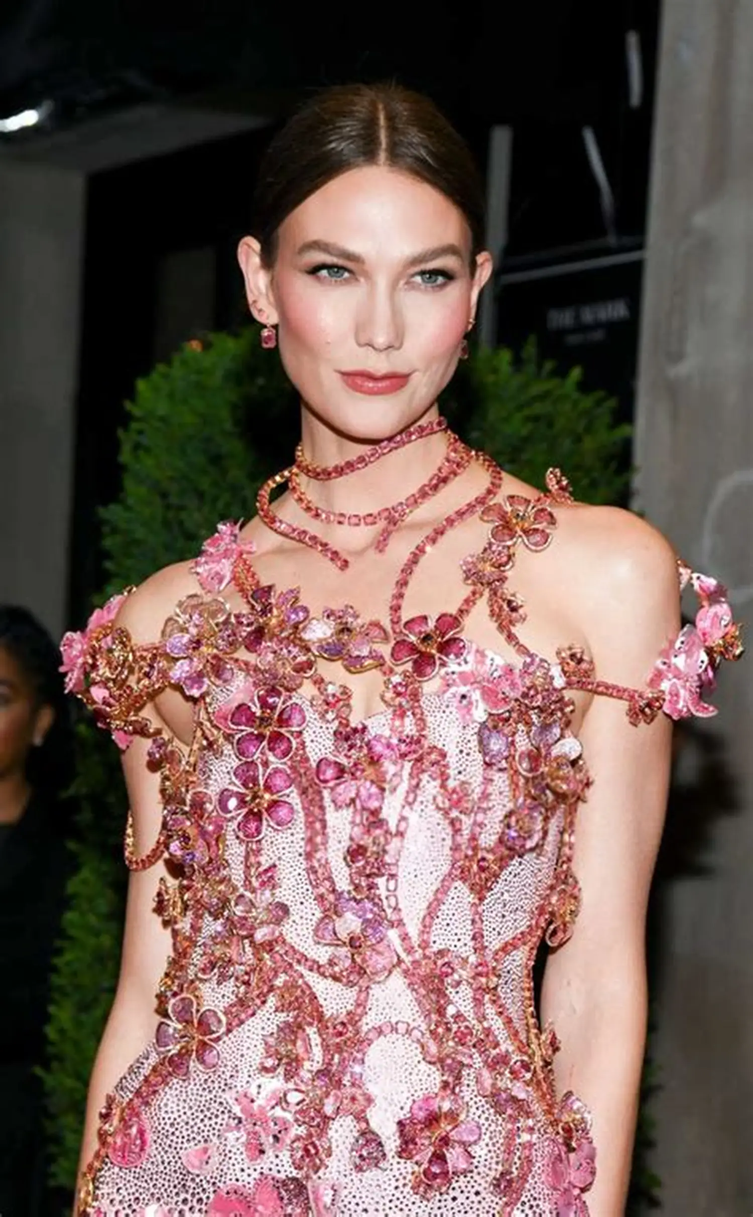 Karlie Kloss en la MET Gala 2024 vestida por Swarovski